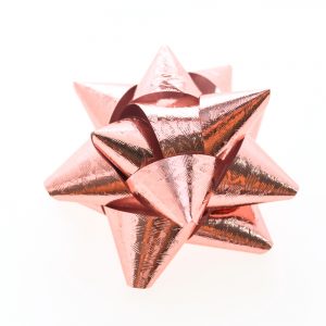 Un lazo de color rosa para decoración de regalos